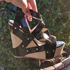 NWOT Foreign Exchange Strappy Wedges